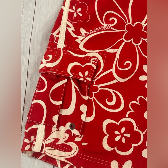 Vintage Hollister Men’s M. Red Hawaiian Floral & Logo Cargo Swim Trunk Shorts - Picture 5 of 13